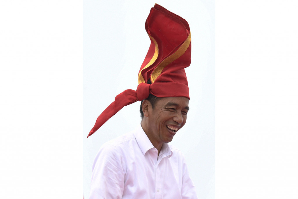 Calon Presiden petahana Joko Widodo menyapa pendukungnya saat kampanye terbuka di Lapangan Kalegowa, Gowa, Sulawesi Selatan.