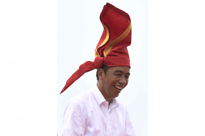 Calon Presiden petahana Joko Widodo menyapa pendukungnya saat kampanye terbuka di Lapangan Kalegowa, Gowa, Sulawesi Selatan.