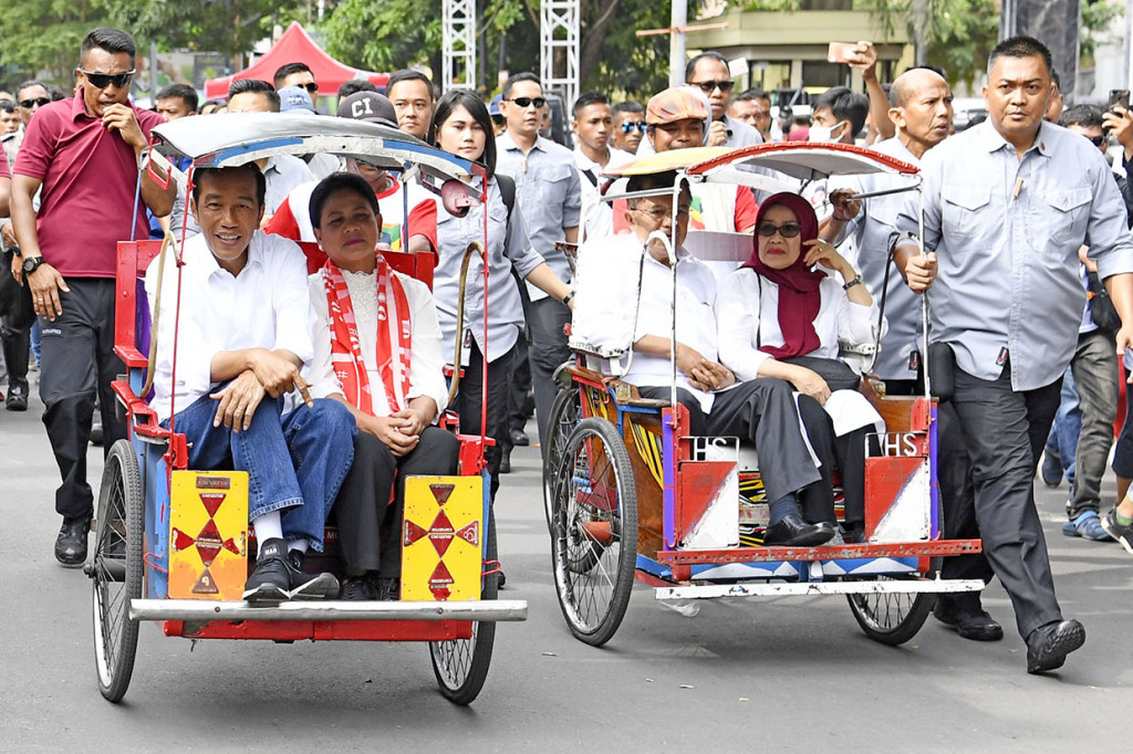 Saat di Makassar, Jokowi juga sempat naik becak sambil diiringi masyarakat menuju lokasi kampanye di lapangan Karebosi.