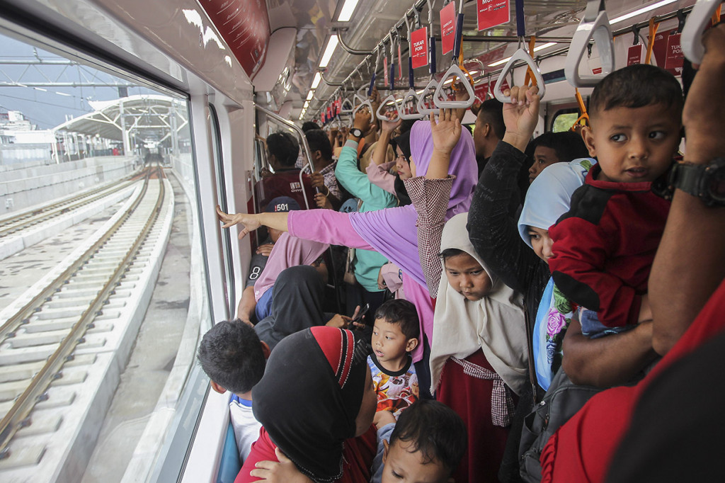 Dengan antusiasme warga ini, PT MRT Jakarta optimis mampu mengangkut penumpang sebanyak 65 ribu orang per hari saat mulai beroperasi secara komersil pada Senin, 1 April 2019.