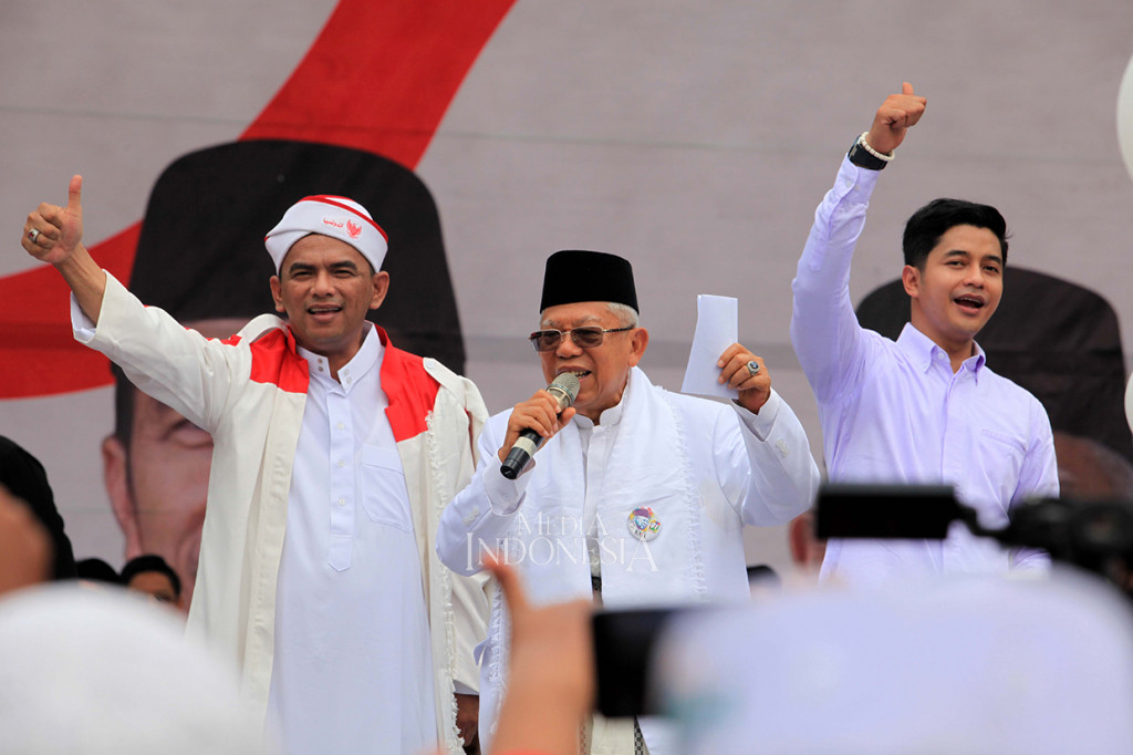 Calon Wakil Presiden nomor urut 01 KH Ma'ruf Amin bersama sejumlah pendukung acara menyampaikan pidato ketika berkampanye di Parkir Timur Komplek GBK, Senayan, Jakarta.
