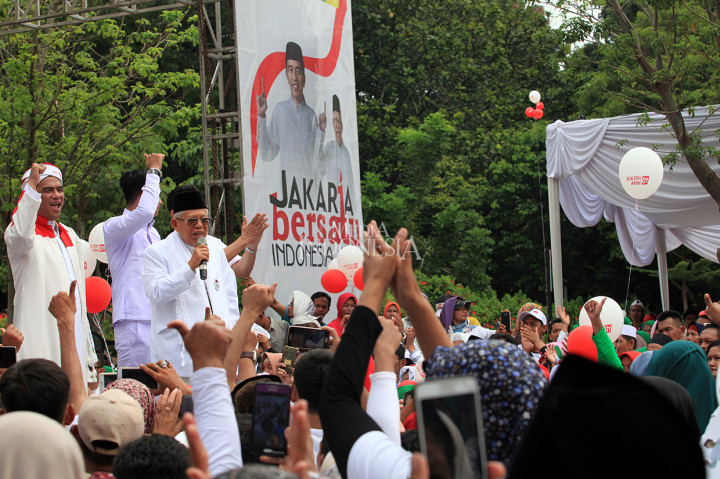 Dalam sambutannya, Ma'ruf Amin meminta pendukung menangkan paslon 01 di Jakarta. Dia juga meluruskan soal hoax ke Jokowi hingga bicara kartu sakti.