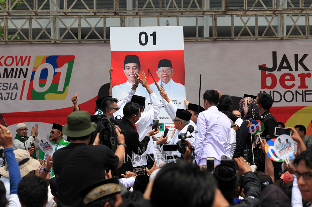 Calon Wakil Presiden nomor urut 01 KH Ma'ruf Amin melakukan simulasi pencoblosan surat suara ketika berkampanye di Parkir Timur Komplek GBK, Senayan, Jakarta.