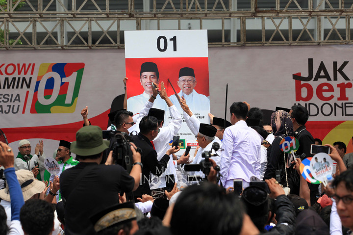 Calon Wakil Presiden nomor urut 01 KH Ma'ruf Amin melakukan simulasi pencoblosan surat suara ketika berkampanye di Parkir Timur Komplek GBK, Senayan, Jakarta.