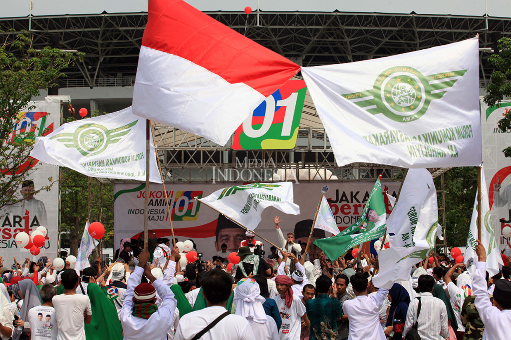 Penyanyi lagu rohani Islam Hadad Alwi menghibur simpatisan yang hadir untuk menyaksikan calon Wakil Presiden nomor urut 01 KH Ma'ruf Amin bersama sejumlah pendukung acara menyanyikan lagu Indonesia Raya ketika berkampanye di Parkir Timur Komplek GBK, Senayan, Jakarta.