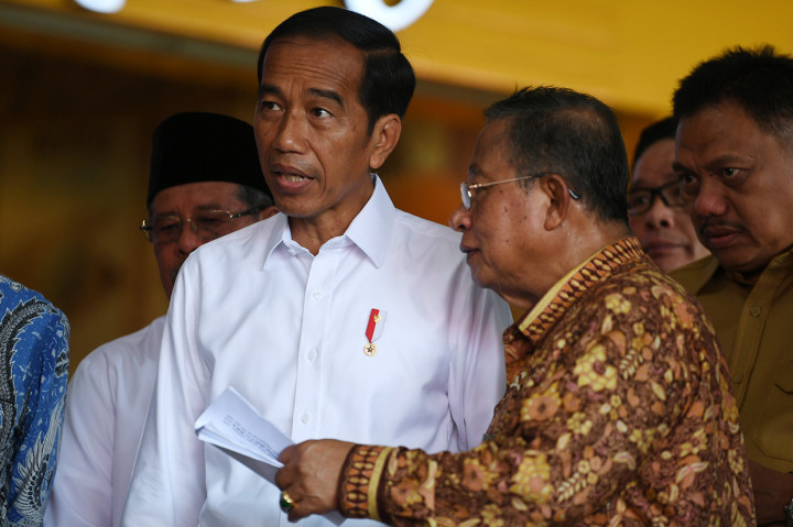 Turut mendampingi Jokowi, Ibu Negara Iriana, Sekretaris Negara Pramono Anung, Menteri Koordinator Bidang Perekonomian Darmin Nasution, Gubernur Sulut Olly Dondokambey, dan jajaran Forkopimda Provinsi Sulawesi Utara (Sulut).