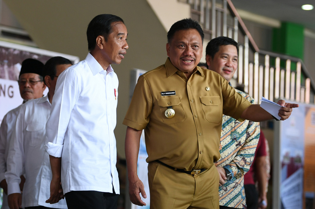 Sebelum meresmikan dengan membubuhkan tanda tangannya, Presiden Jokowi lebih dulu ?menyaksikan disay lima proyek yang bakal diresmikan. Manteri Darmin tampak memberikan beberapa penjelasan kepada Jokowi.