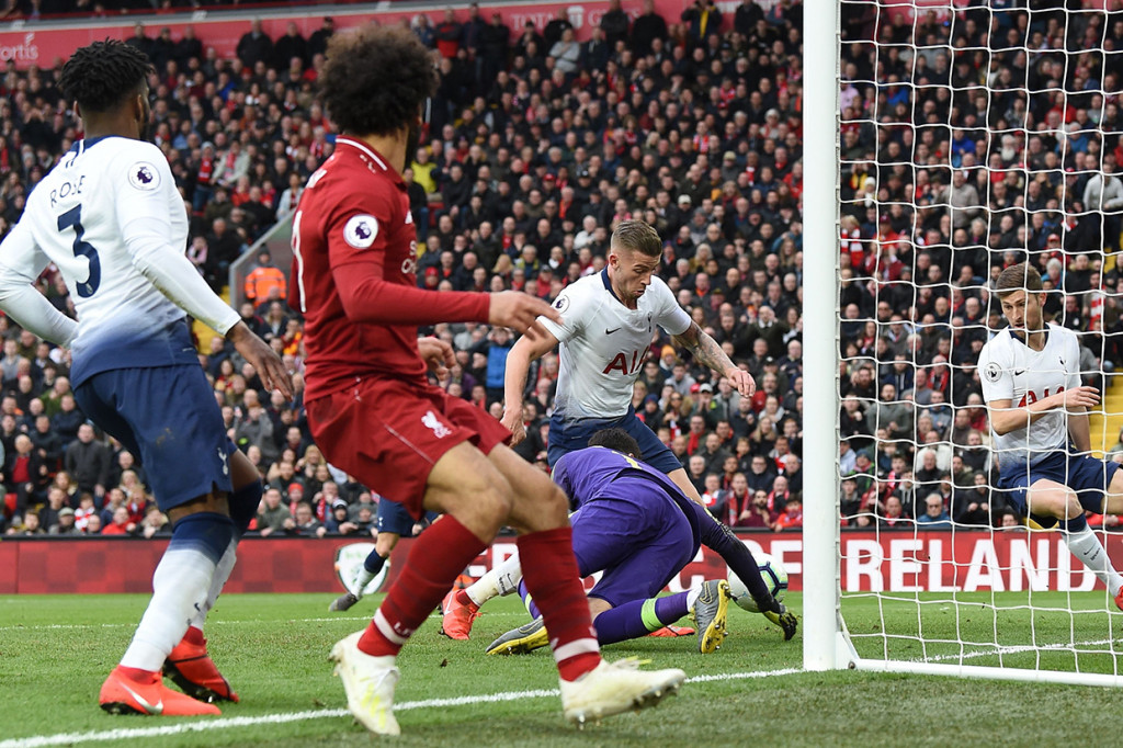 Liverpool memastikan kemenangannya tepat di akhir waktu normal. Bola hasil sundulan Mohamed Salah yang ditepis justru menyentuh Toby Alderweireld sehingga masuk ke gawang Tottenham.
