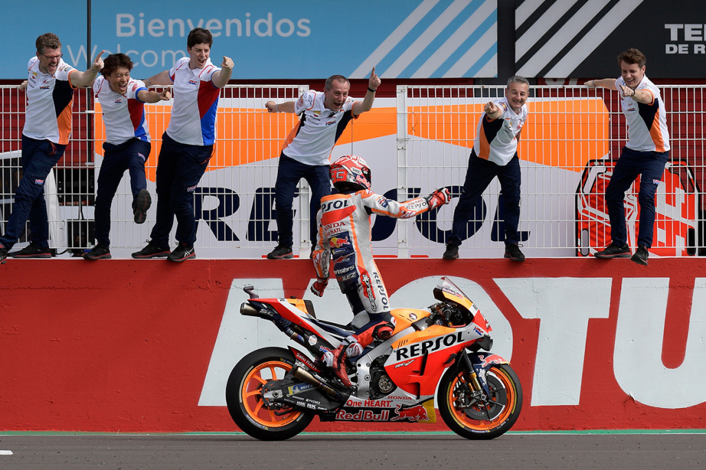 Pembalap Repsol Honda, Marc Marquez melakukan selebrasi usai memenangi balapan MotoGP Argentina yang berlangsung di Sirkuit Termas de Rio Hondo.