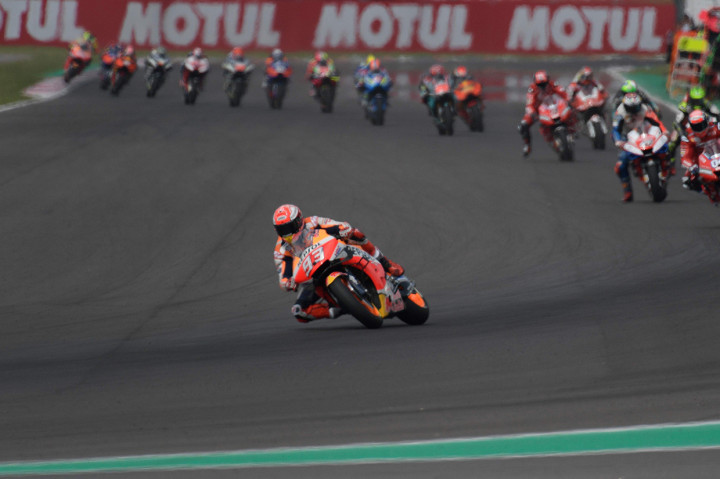 Marquez terus memimpin balapan sejak start hingga melintas garis finis, dengan margin hampir 10 detik atas sang runner up.