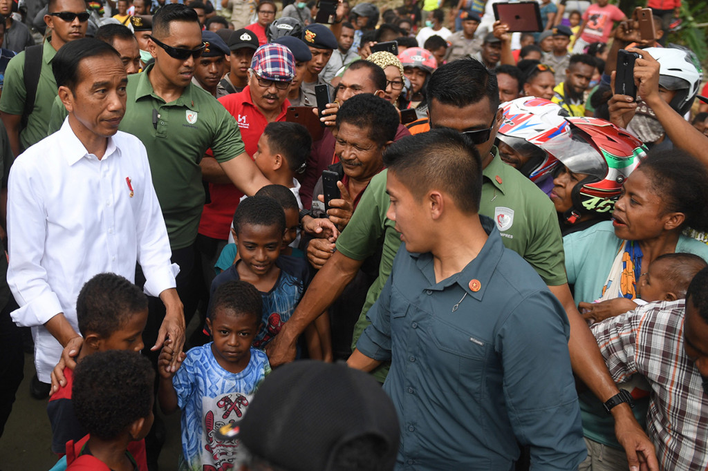 Jokowi juga mengatakan pemerintah pusat akan membangunkan rumah permanen bagi para pengungsi saat lahannya sudah tersedia. Dia pun meminta Pemerintah Provinsi Papua dan Pemerintah Kabupaten Jayapura segera menetapkan lokasi relokasi tersebut.