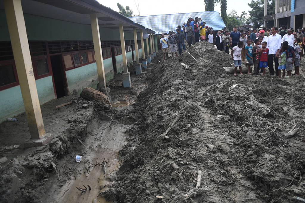 Banjir bandang Sentani menyebabkan 105 korban jiwa serta ratusan rumah rusak parah.
