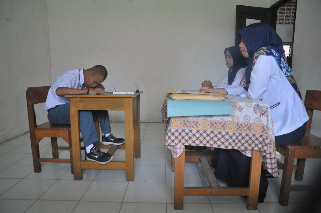 Siswa penyandang tunanetra mengerjakan soal Ujian Nasional SMALB di gedung Sekolah Panti Rehabilitasi Penyandang Cacat Netra (PRPCN) Palembang, Sumsel. Tercatat sebanyak satu orang siswa penyandang tunanetra di Kota Palembang yang mengikuti Ujian Nasional. Antara Foto/Feny Selly