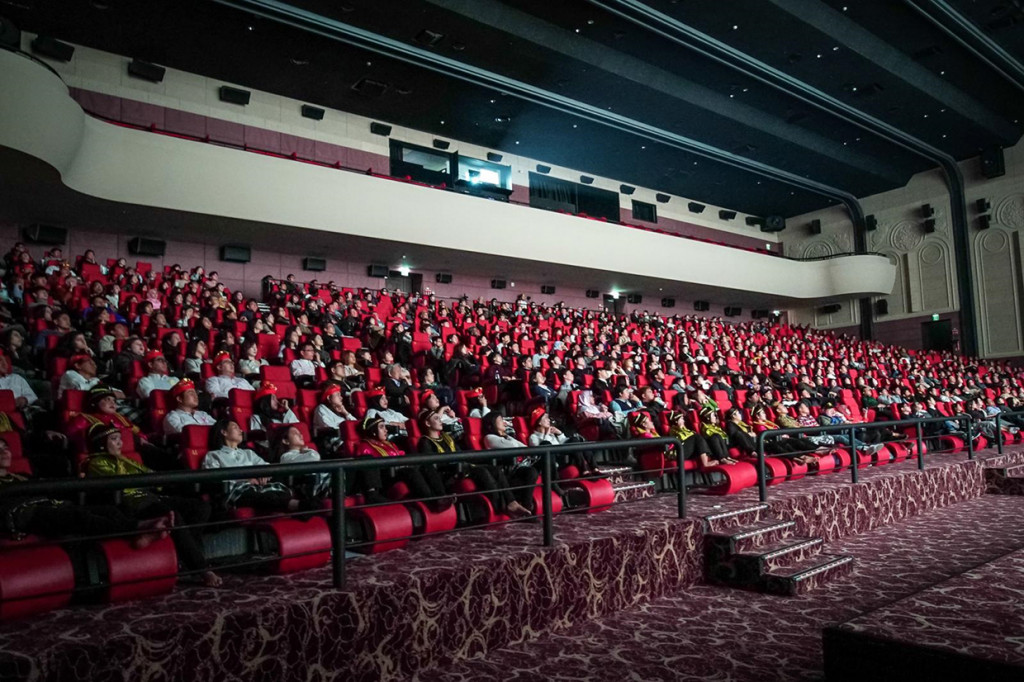 Gala Premiere film yang digarap di Amerika Serikat dan Bali ini mendapatkan animo luar biasa dari masyarakat Korsel. Lebih dari 600 tempat duduk dipenuhi penonton yang rela antre sejak sejam sebelumnya. Di antara yang hadir tampak Duta Besar dari berbagai negara, pejabat Pemerintahan Korsel dan CEO dari sejumlah perusahaan besar Korsel.