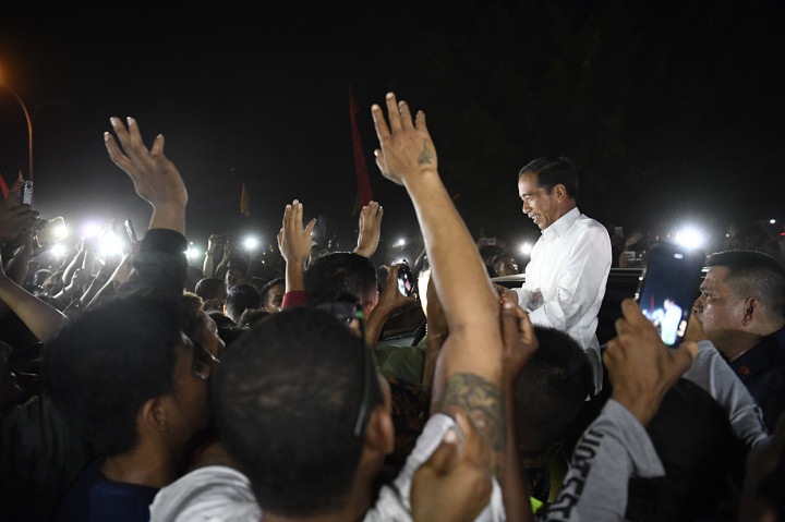 Begitu tiba di Bandara Dominik Eduard Osok, Kota Sorong, Jokowi langsung dicegat warga. Iring-iringan mobil Jokowi berjalan perlahan, meski terus ditempel warga. Sambil kendaraannya berjalan perlahan, Jokowi menyalami dan membagikan baju-kaus kepada warga.