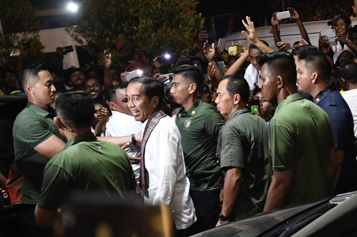 Pukul 23.00 WIT, Jokowi tiba di lokasi kampanye, yakni gedung Aimas Convention Centre. Warga sudah memenuhi halaman gedung untuk menyambut Jokowi. Mereka tetap antusias menyambut capres petahana itu meski sudah datang dan menunggu sejak petang.