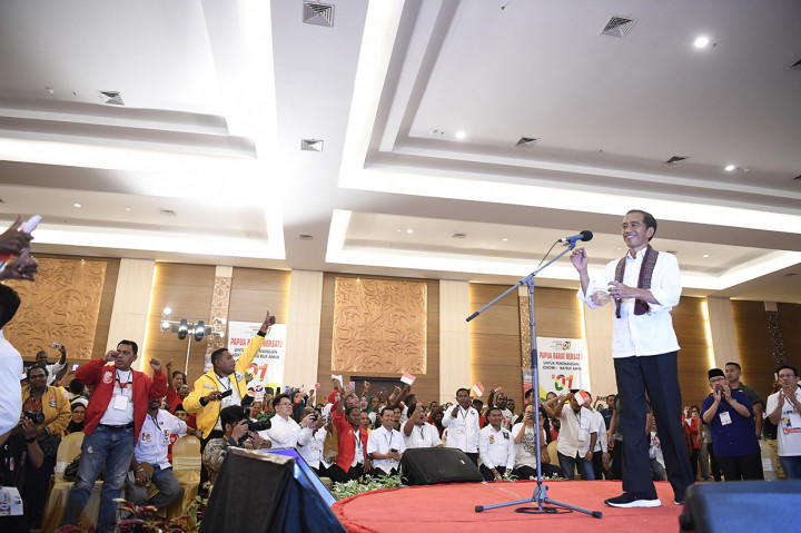 Jokowi pun mengapresiasi masyarakat pendukungnya yang rela menunggu kedatangannya hingga berjam-jam.