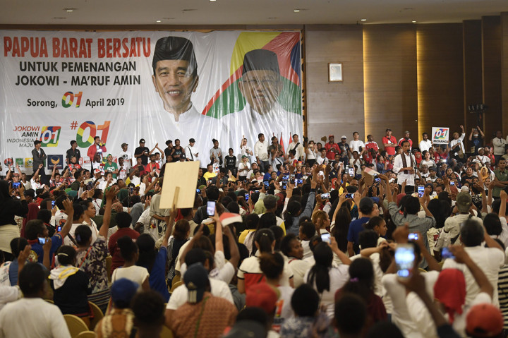 Dalam kesempatan itu, Jokowi juga memamerkan infrastruktur yang dibangun pemerintah di Papua selama empat tahun terakhir. Jokowi mmeyakini infrastuktur di Papua dan Papua Barat bisa meningkatkan perekonomian di wilayah paling timur Indonesia itu. Infrastruktur juga menurut dia bisa menciptakan keadilan.