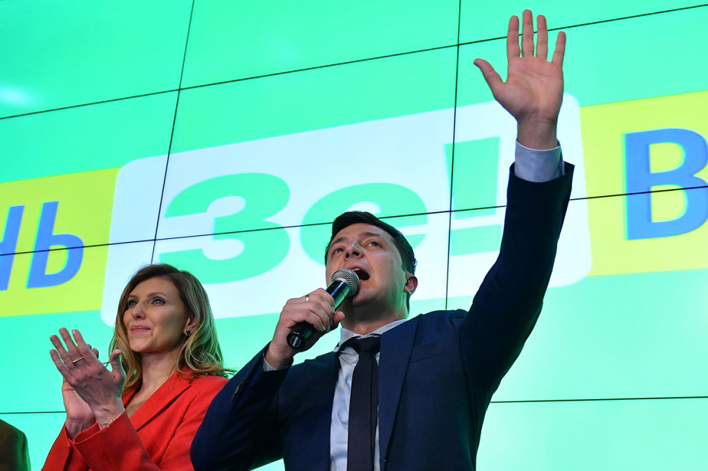 Dalam sambutannya, Zelenskiy mengucapkan terimakasih kepada semua orang Ukraina yang tidak memilih hanya untuk bersenang-senang. Ia menyebut bahwa ini hanya permulaan dan tidak akan bersantai. Afp Photo/Genya Savilov