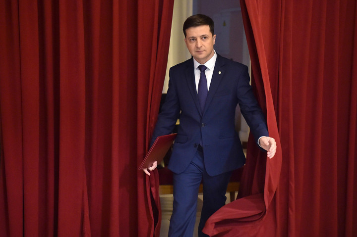 Zelenskiy sering tampil sebagai presiden dalam acara satire televisi, yang diberi judul Pelayan Rakyat. Pria berusia 41 tahun itu lahir di kota industri Krivoy Rog. Afp Photo/Sergei Supinsky
