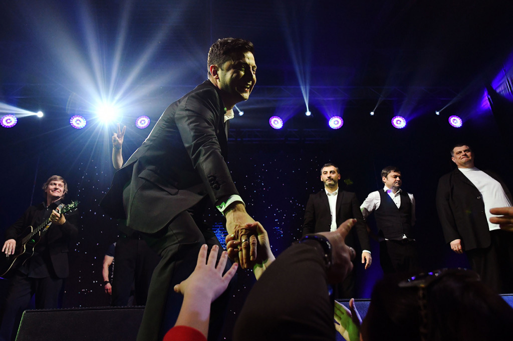 Zelenskiy merupakan putra dari seorang Profesor Sibernetika dan lahir pada 25 Januari 1978 di kota Kryvyi Rih, Ukraina. Dia lulus dari Fakultas Hukum Institut Ekonomi Kryvyi Rih dari Universitas Ekonomi Nasional Kiev. Namun, Zelenskiy tak pernah menggeluti pekerjaan yang sesuai dengan jurusannya tersebut. Afp Photo/Genya Savilov