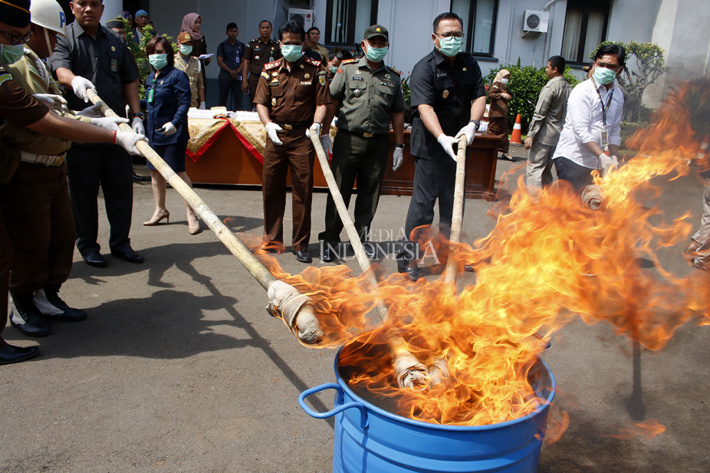 Sejumlah unsur Forum Koordinasi Pimpinan Daerah (Forkorpimda) Kota Depok memusnahkan barang bukti narkoba di Kejaksaan Negeri (Kejari) Depok, Jawa Barat.