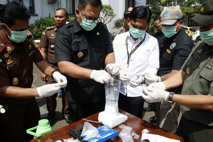 Kejaksaan Negeri Depok memusnahkan sejumlah barang bukti yakni 6,7 kg ganja, 862,2 gram sabu, uang palsu pecahan Rp100.000 sebanyak 2.000 lembar dan senjata api sebanyak 10 unit.