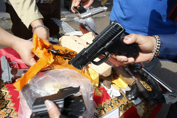 Petugas mengecek senjata api yang akan dimusnahkan di Kejaksaan Negeri, Depok, Jawa Barat.