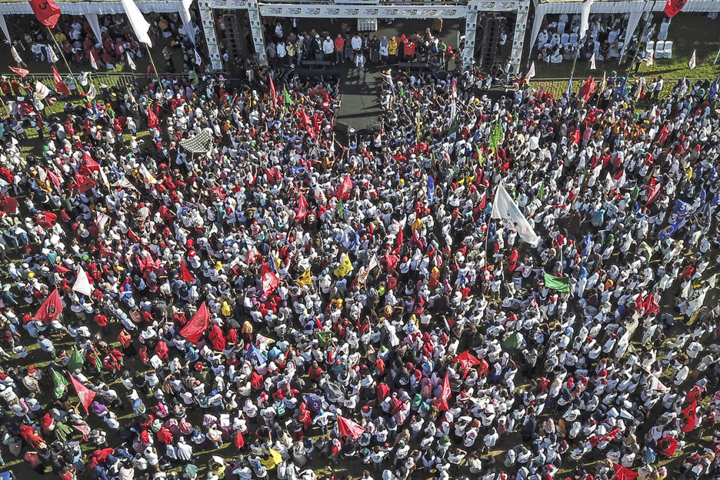 Calon Wakil Presiden nomor urut 01 K H Ma'ruf Amin (tengah) menyampaikan orasinya didepan ribuan pendukungnya saat menghadiri kampanye terbuka di Lapangan Nasional Selong, Lombok Timur, NTB.