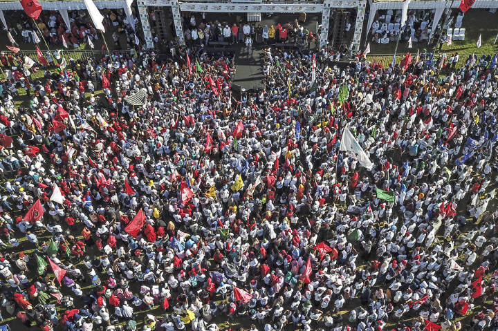 Calon Wakil Presiden nomor urut 01 K H Ma'ruf Amin (tengah) menyampaikan orasinya didepan ribuan pendukungnya saat menghadiri kampanye terbuka di Lapangan Nasional Selong, Lombok Timur, NTB.