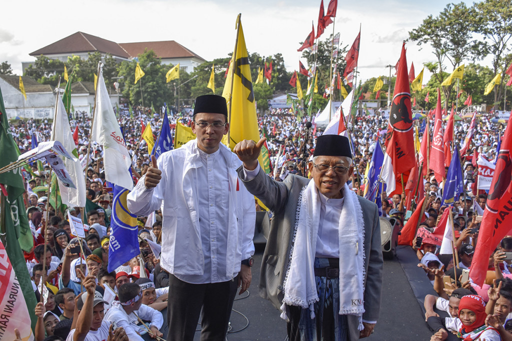 Calon Wakil Presiden nomor urut 01 K H Ma'ruf Amin (kanan) bersama Wakil Ketua Bapilu Dewan Pengurus Pusat (DPP) Partai Golkar TGB Zainul Majdi (kiri) saat menghadiri kampanye terbuka di Lapangan Nasional Selong, Lombok Timur, NTB.