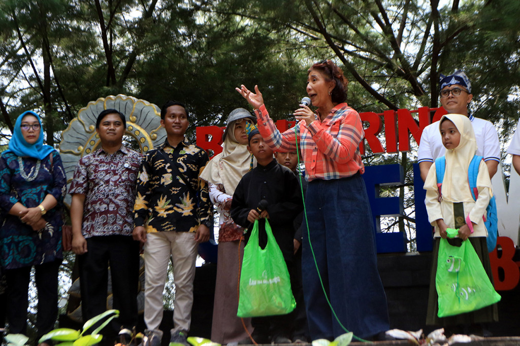 Tiba di lokasi, Susi langsung disambut ratusan siswa SD/MI yang mayoritas anak nelayan. Susi memotivasi dan mengajak mereka untuk tidak membuang sampah ke laut, terutama bahan plastik. Di samping itu, Susi juga menikmati Pantai Bangsring yang merupakan kawasan konservasi laut di Banyuwangi. 