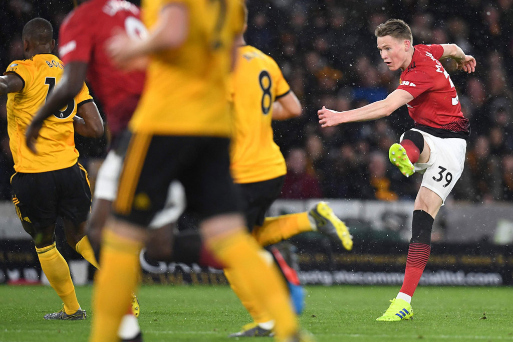 Laga baru berjalan 13 menit Scott McTominay melepaskan tendangan dari luar penalti untuk menjebol gawang tuan rumah. Skor 1-0 untuk MU.