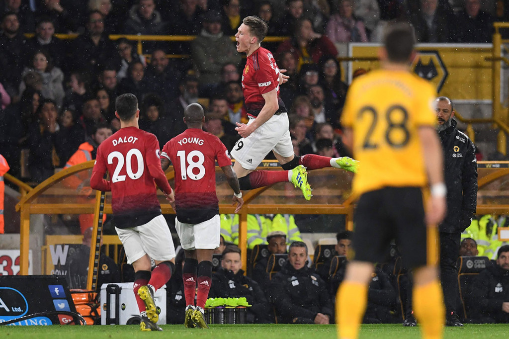 Scott McTominay melakukan selebrasi usai membawa MU unggul 1-0.