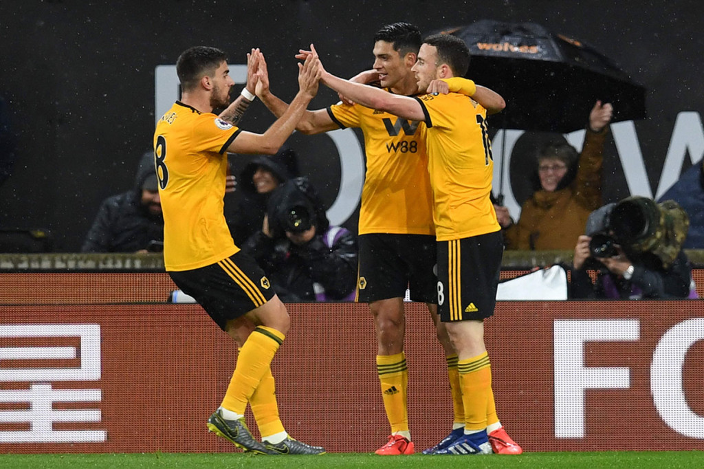 Namun keunggulan itu tak bertahan terlalu lama, pada menit ke-25 Wolverhampton menyamakan kedudukan lewat sepakan Diogo Jota yang lolos dari jebakan offside setelah menerima umpan dari Raul Jimenez.