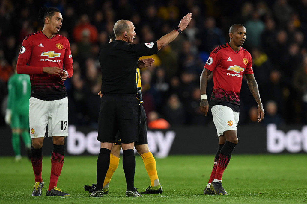 Pada menit ke-57 United harus berlaga dengan 10 pemain setelah Ashley Young menerima kartu kuning kedua karena melakukan pelanggaran terhadap Jota.   