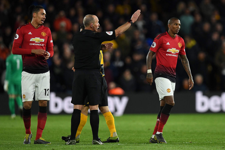 Pada menit ke-57 United harus berlaga dengan 10 pemain setelah Ashley Young menerima kartu kuning kedua karena melakukan pelanggaran terhadap Jota.   