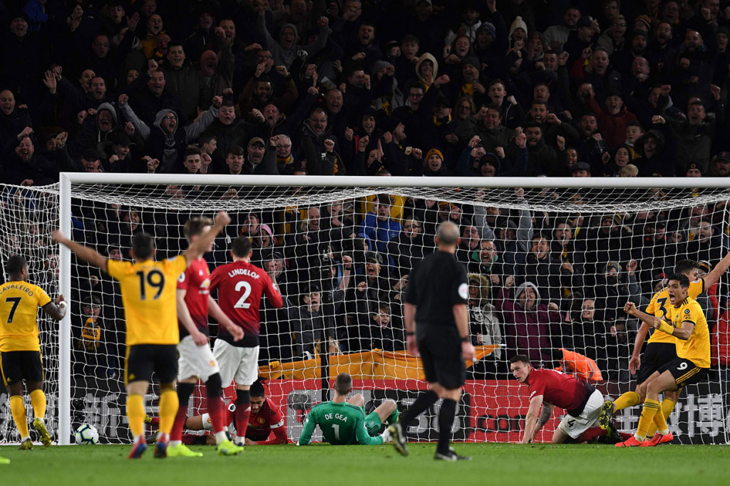 Keuntungan jumlah pemain berhasil dimanfaatkan Wolverhampton untuk menekan United dan pada menit ke-77 kemelut di depan gawang MU tercipta dan Chris Smalling yang berusaha menyapu bol malah masuk ke gawang timnya sendiri. 2-1 untuk tuan rumah.