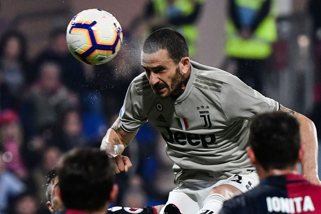 Tim tamu berhasil membuka keunggulan pada menit ke-22 melalui tandukan keras Leonardo Bonucci menyambut sepak pojok Federico Bernardeschi.