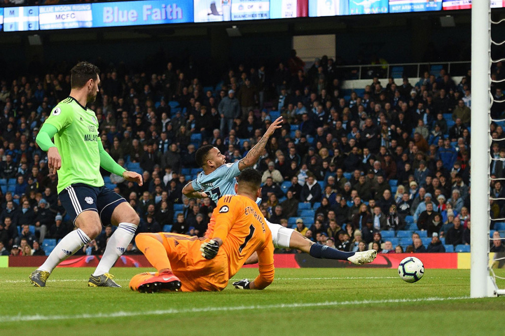 City mendominasi pertandingan melawan Cardiff. Pada menit-menit awal laga, City berpeluang membuka skor, namun umpan matang Kevin De Bruyne dari sisi kanan pertahanan Cardiff gagal dimanfaatkan dengan baik oleh Gabriel Jesus.