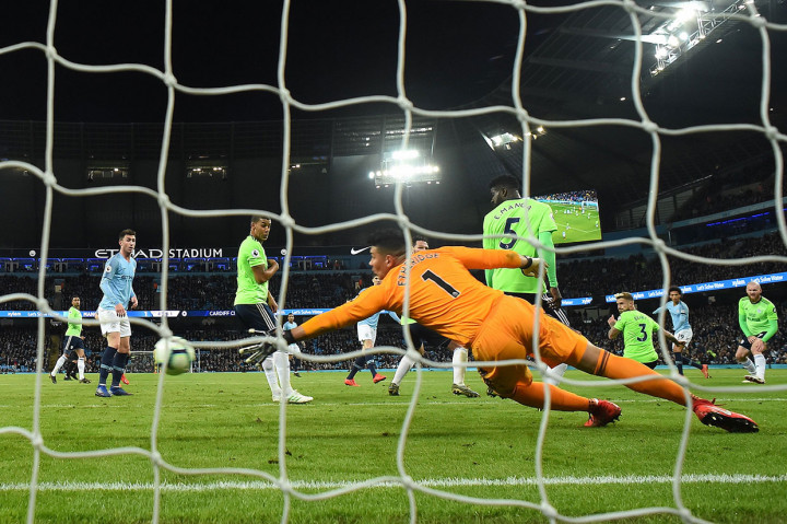 Leroy Sane mengubah kedudukan menjadi 2-0 satu menit sebelum jeda lewat tendangan kaki kiri meneruskan umpan cerdik Gabriel Jesus.  