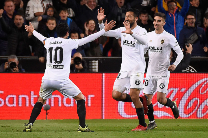 Tuan rumah baru bisa memperbesar keunggulan saat laga berjalan 83 menit. Sepak pojok Dani Parejo disambut sundulan keras Ezequiel Garay untuk menjebol gawang Madrid.