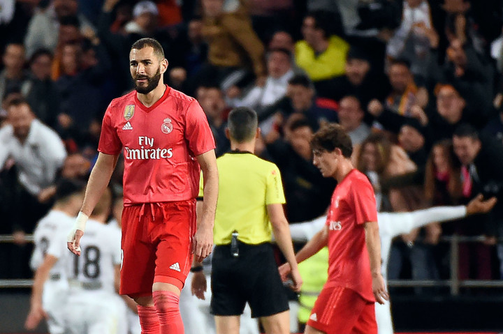 Madrid akhirnya berhasil memperkecil ketertinggalan lewat sundulan Karim Benzema di masa injury time. 