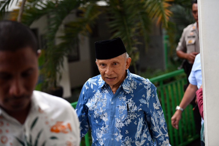 Politikus senior PAN Amien Rais tiba di PN Jakarta Selatan sekitar pukul 08.40 WIB. Amien mengenakan kemeja batik berwana biru dan celana abu-abu, serta mengenakan peci berwarna hitam.