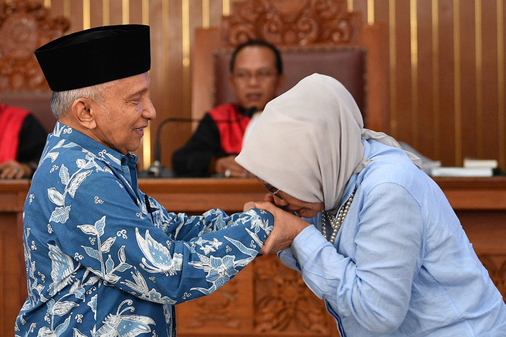 Terdakwa kasus dugaan penyebaran berita bohong atau hoaks Ratna Sarumpaet berjalan menghampiri dan mencium tangan Amien Rais yang baru saja memberi kesaksian dalam sidang lanjutan di PN Jakarta Selatan, Kamis, 4 April 2019.