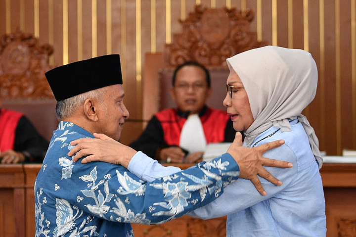 Ratna kemudian memegang pundak Amien Rais.