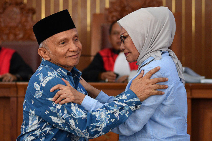 Amien Rais tidak mengucapkan sepatah kata pun dan hanya tersenyum kepada Ratna Sarumpaet.