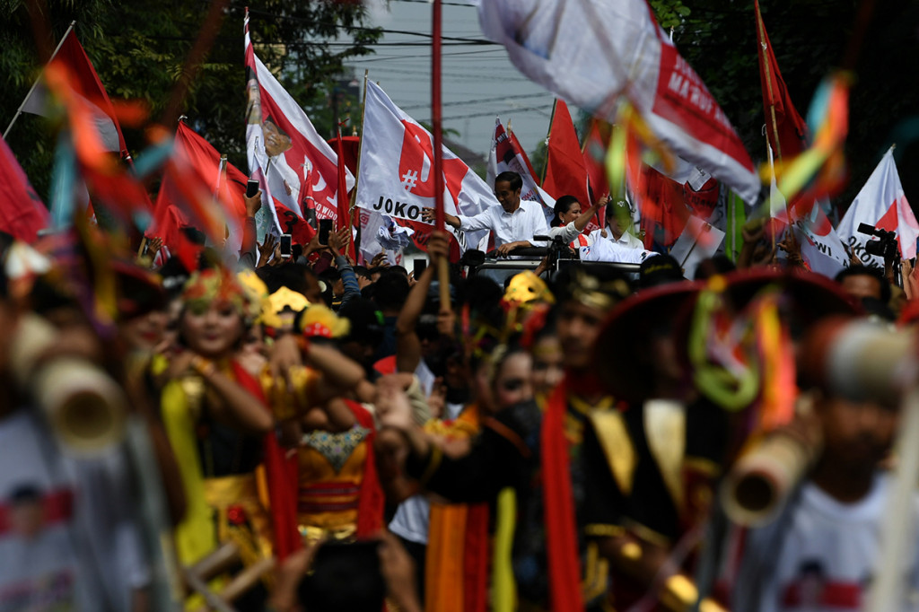 Calon presiden nomor urut 01 Joko Widodo disambut ribuan warga di sepanjang jalan menuju lokasi kampanye rapat umum di pelataran parkir Gelanggang Satria, Purwokerto, Kabupaten Banyumas, Jawa Tengah.