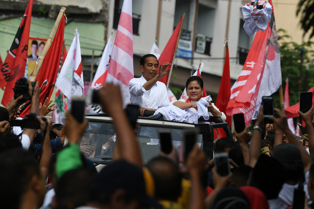 Jokowi yang didampingi Ibu negara Iriana Joko Widodo datang dengan menaiki mobil jip terbuka. Jokowi dan Iriana menyapa warga dan membagi-bagikan kaos kepada massa di sepanjang jalan menuju lokasi kampanye.