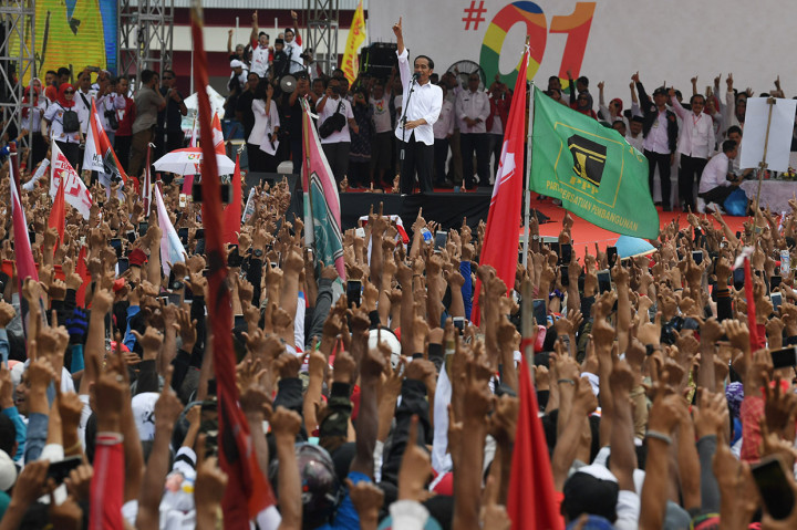 Calon Presiden nomor urut 01 Joko Widodo berorasi ketika kampanye terbuka di GOR Satria, Purwokerto, Banyumas, Jawa Tengah. Jokowi mengajak pendukung untuk memerangi hoaks dan memenangkan pasangan Jokowi-Ma'ruf Amin pada pilpres mendatang.